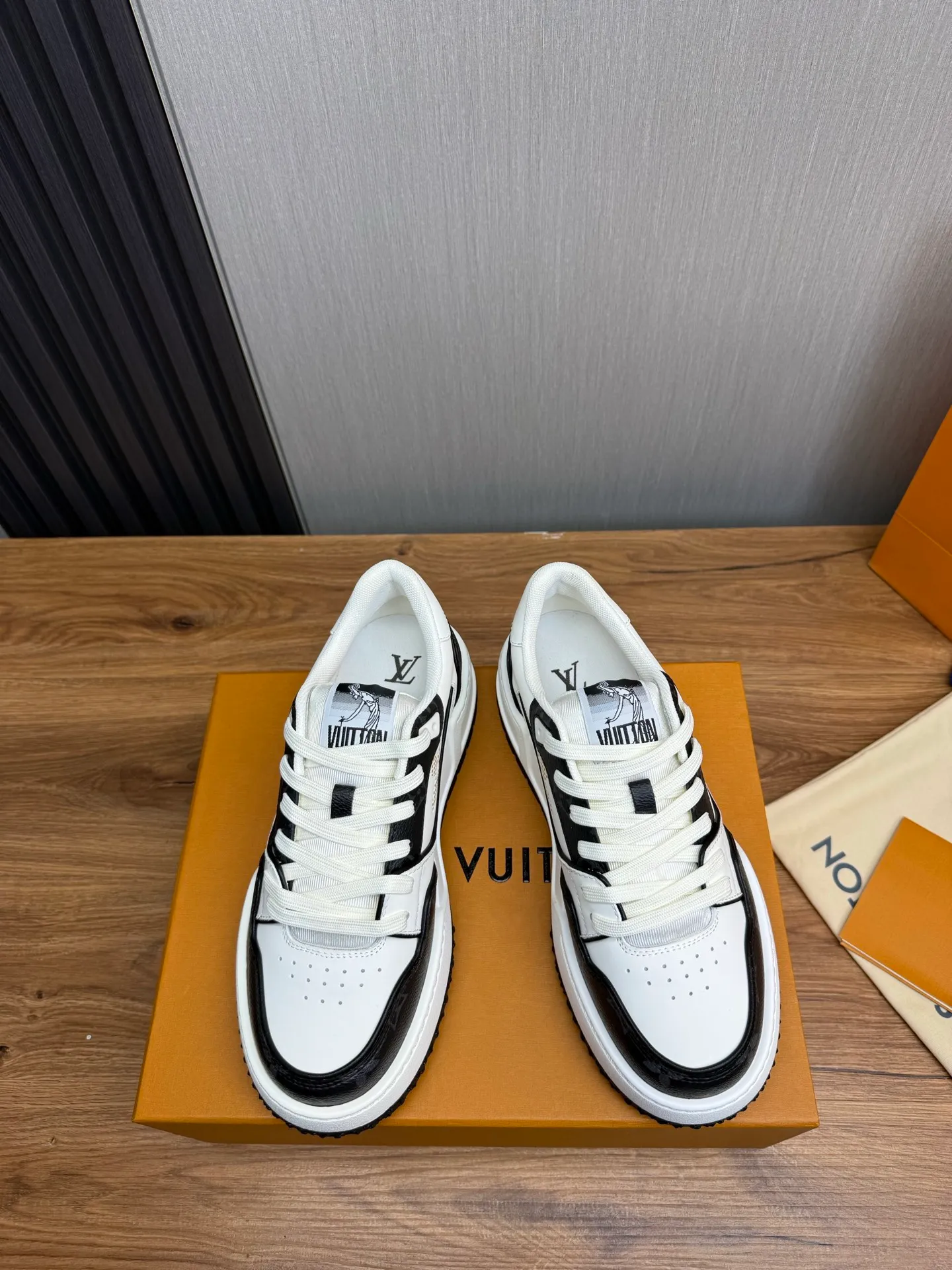 Men's shoes 💰860💰 LV. High version counters are on sale at the same time ⬆️ Men's new sneakers 🔥 The uppers are imported cowhide; "High-end, high-end, classy, ​​noble" workmanship is exquisite (original cowhide is used inside), soles: Original outsole specially provided by the original factory, taken in real life 🎬. Yardage: 38-44. (38.45 can be customized)